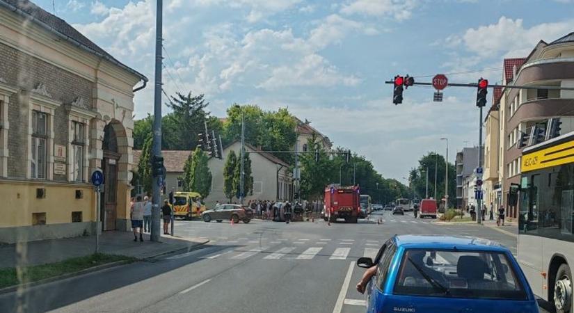 Baleset történt Debrecen belvárosában, az egyik autó az oldalára borult – fotóval
