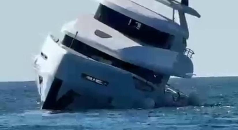 Videóra vették, hogyan tűnik el a 300 milliós luxusjacht percek alatt a tengerben