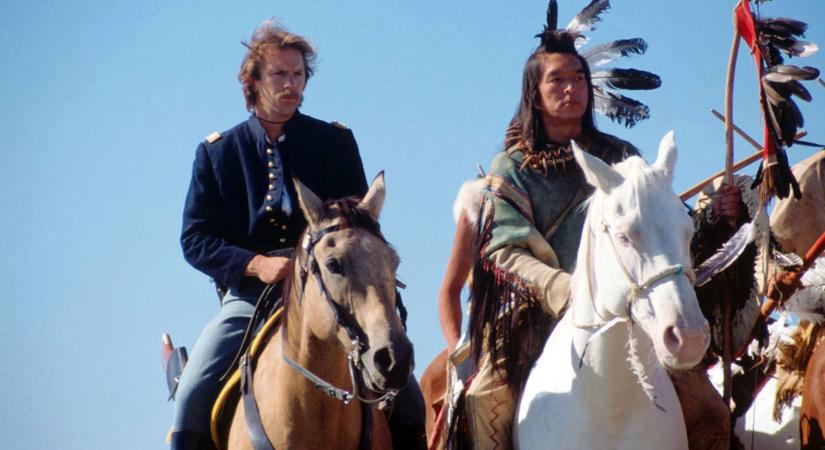 "Mestere volt a munkájának, és egy fantasztikus ember" - Így búcsúzott Kevin Costner Graham Greene-től, akivel 35 éve együtt játszottak a Farkasokkal táncolóban