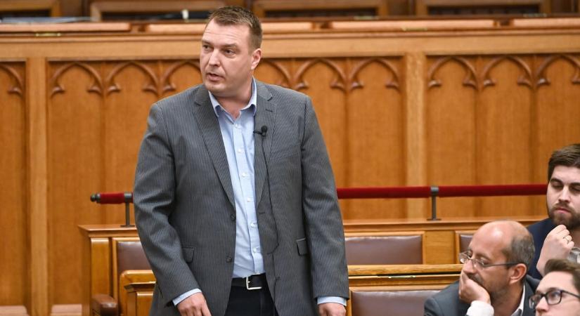 „Milliós nagyságrendben hazudnak ide-oda szavazókat az álkutatók” – közölte a DK a legfrissebb közvélemény-kutatásokról