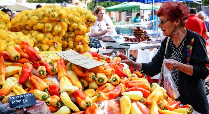 Nem mosta el az eső a szekszárdi piacot, elindult a lecsószezon (galériával)