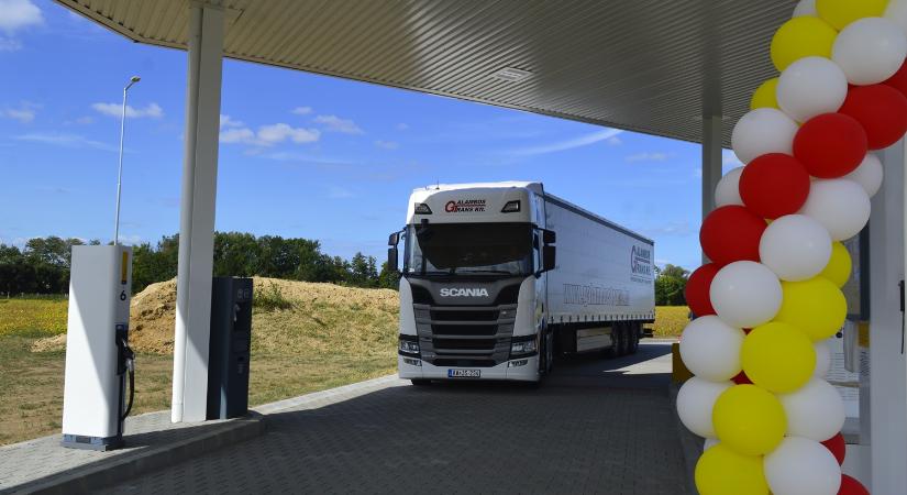 Önkiszolgáló töltőállomás nyílt kamionok számára