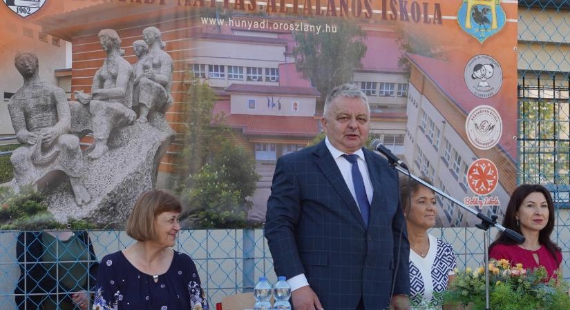Az oroszlányi általános iskola igazgatója sajnálja a polgármester mohamedezését, aki viszont beleállt az ügybe