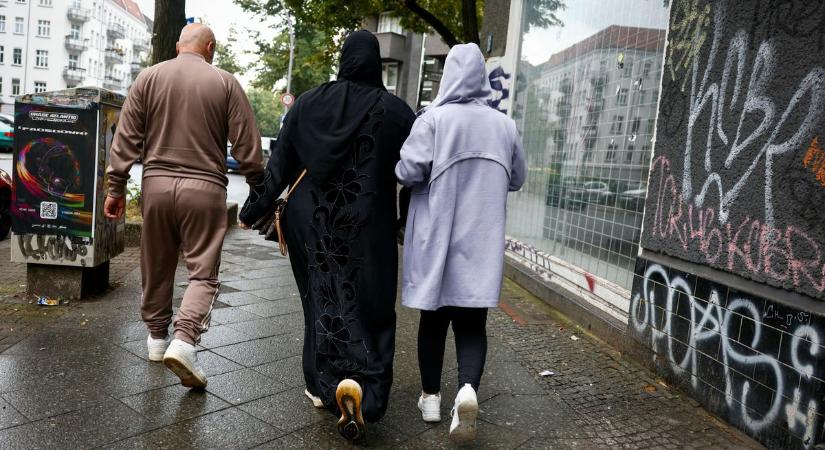 Migránserőszak egy német üzletben: a kameruni bevándorló járdakővel támadt a személyzetre és a vásárlókra