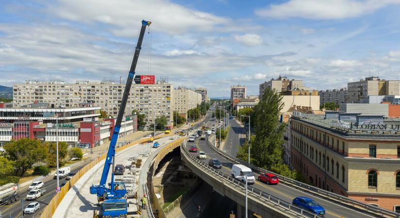 Megemelték a Flórián téri felüljárót