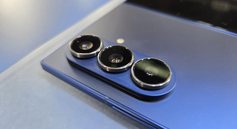 Hamarabb jöhet a Samsung két ponton hajlítható kijelzős mobilja, de van rossz hír is