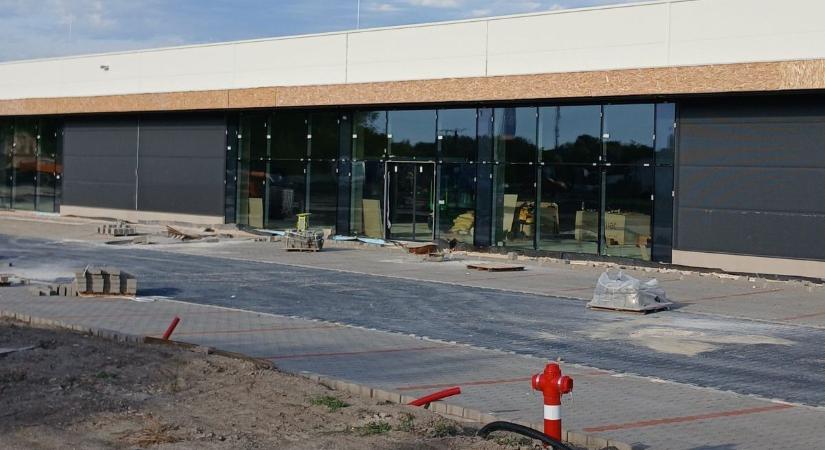Új pláza nyílik Magyarországon heteken belül: a húszezres vidéki város polgármestere jelentette be a részleteket