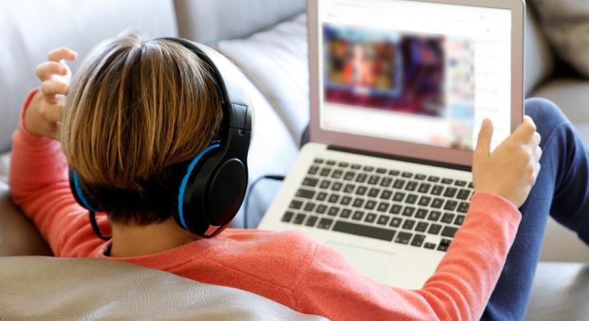 Mostantól ellenőrizhetjük, miről beszélget gyermekünk a ChatGPT-vel