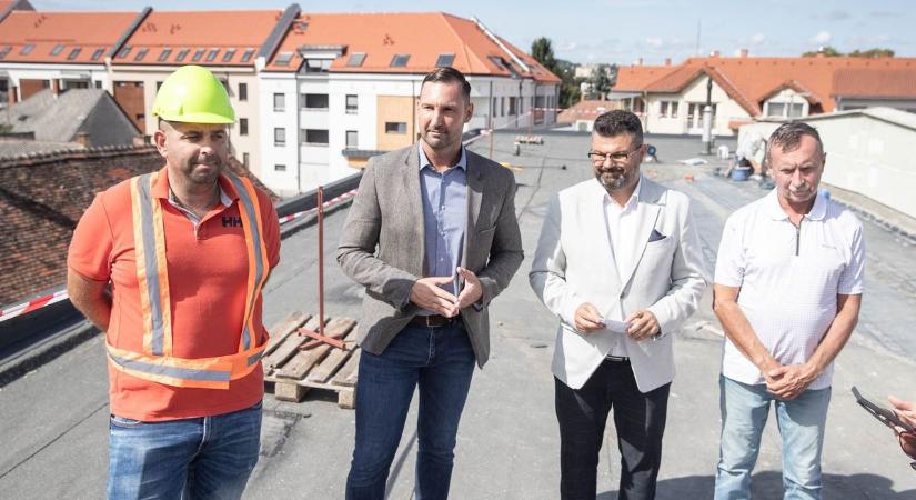 Ilyet sem mindig látni! A piacozók feje felett dolgoznak gőzerővel, jövőre már nem lesz meleg a csarnokban (videó, galéria)