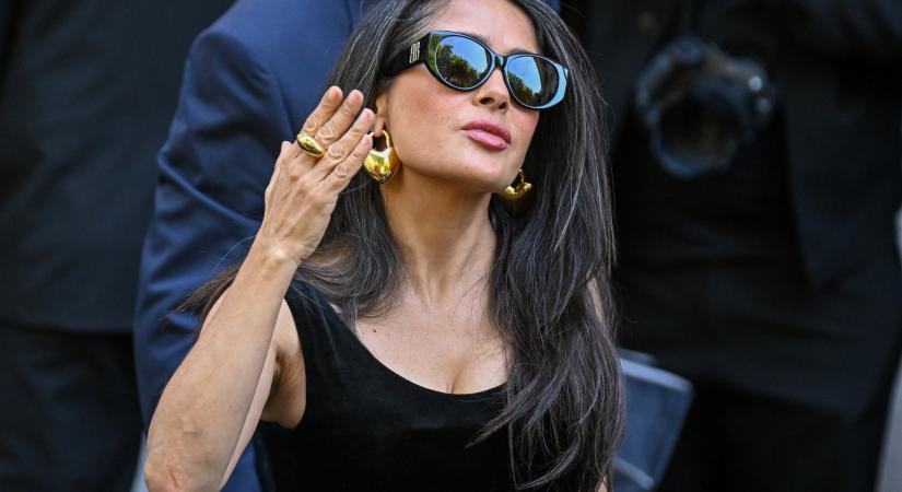 Salma Hayek 59 éves lett és bikiniben ünnepelt – bomba formában van!