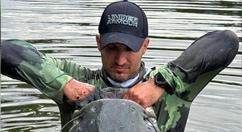 Kifogták a csegei Tisza fatörzs méretű szörnyét, fotókon és videón a hal, amekkora nem is létezik