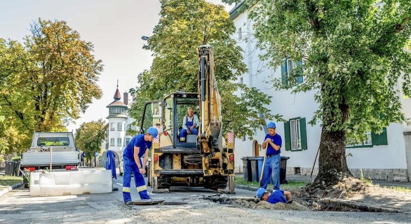 Csatornafelújítási munkák kezdődtek a Nagysándor József utcában, Győrben