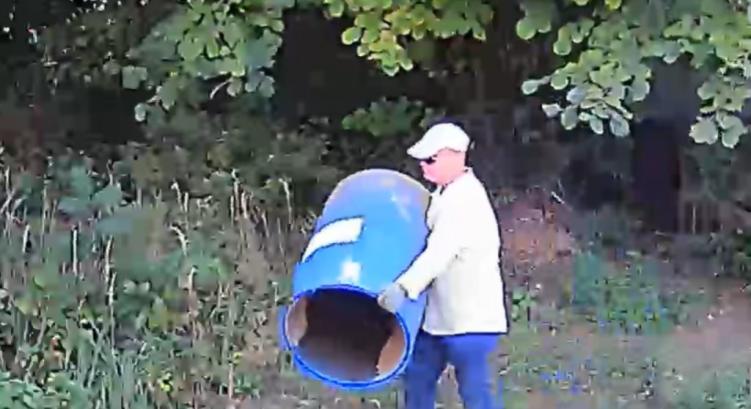 Hordós elkövetőt keres a győri rendőrség!