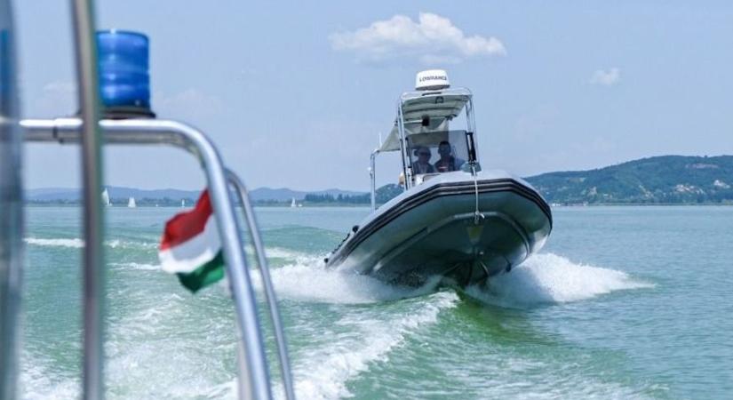 Elektromos csónak sodródott a Balatonon, idős németeket kellett kimenteni