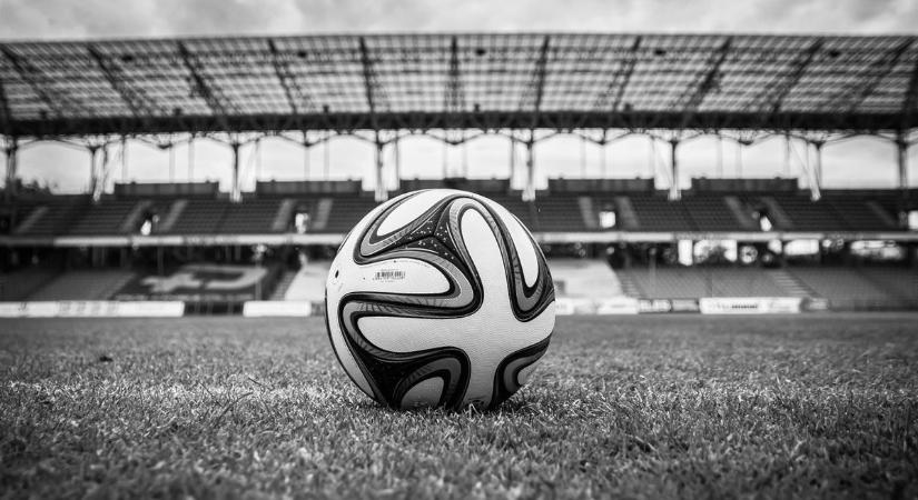 Mozdulatlanul hever egy focista a pályán: néma csendbe borult a stadion, mindenkit hazaküldtek