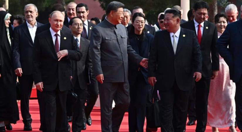 Peking nagyméretű katonai parádét rendezett Putyin és Kim Dzsongun részvételével