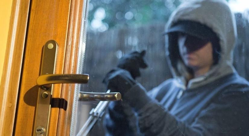Cserepes virágokat dobált a betörőre Borsodban, de így is megszúrták a bozótvágó késsel