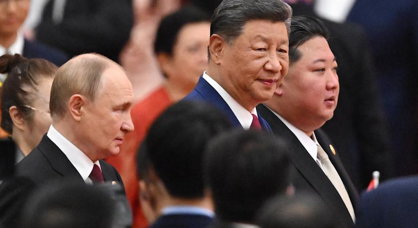 Kína megrendezte a csúcsok csúcsát, hogy megmutassa Trumpnak: Oroszországgal, Indiával és Észak-Koreával mutatják az új irányt a világnak
