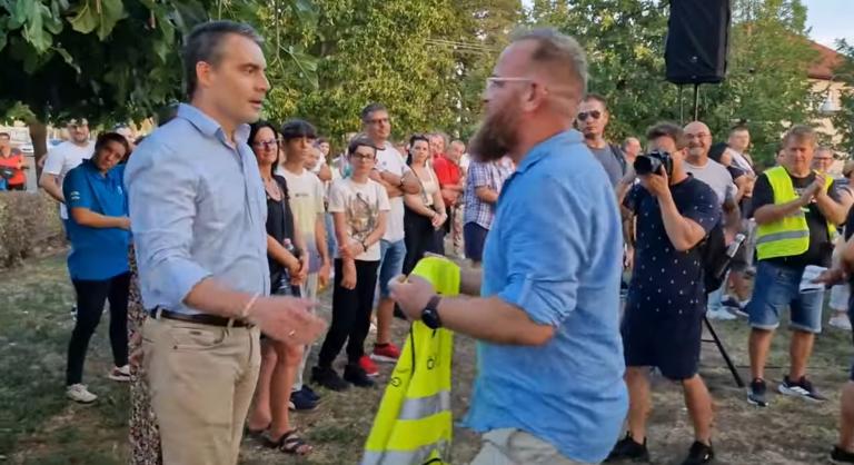 Tiszás „jelmezbe” akarták bújtatni Vona Gábort Magyar Péter gyöngyösi rendezvényén