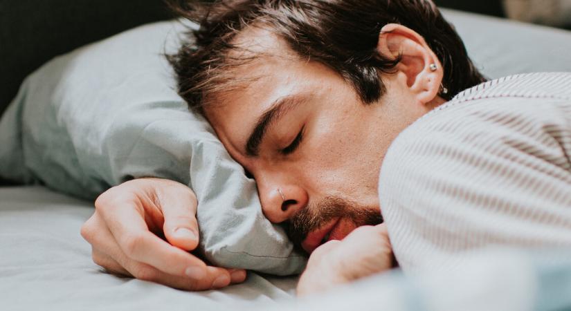 Jelek, hogy a férfi rosszul alszik éjszaka – Rejtélyes panaszok oka lehet a kialvatlanság