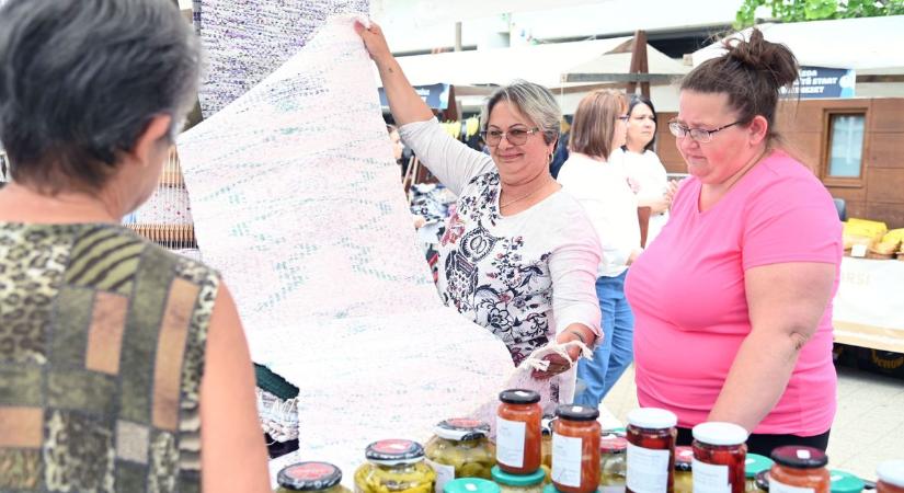 A kiállításon ízekkel és portékákkal, az Agórában pedig állásbörzével találkozhattak az érdeklődők. – galériával, videóval