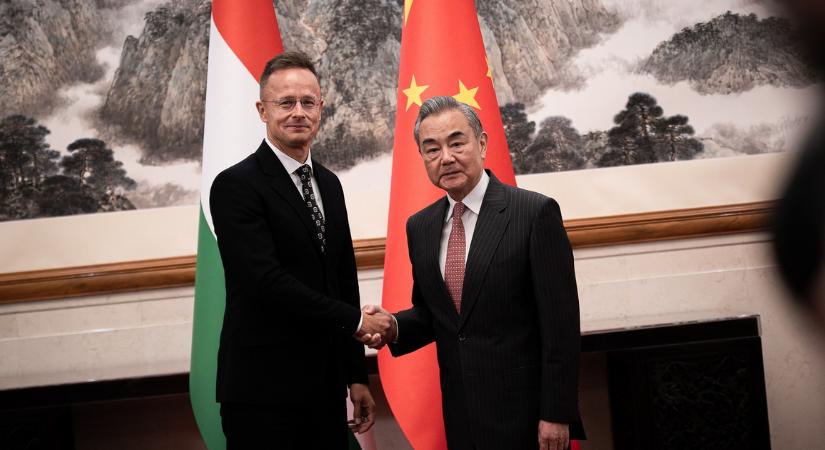 A kínai külügyminiszterrel találkozott Szijjártó Péter Pekingben