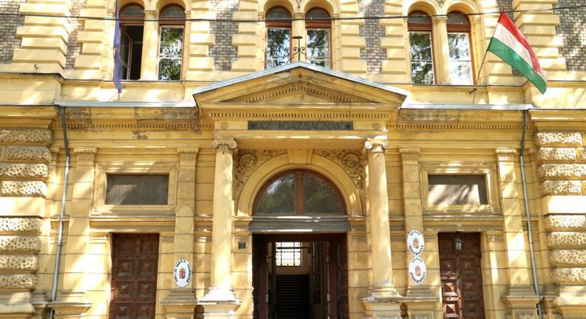 Elvinné a bírók béremelését a Tisza Párt új adórendszere
