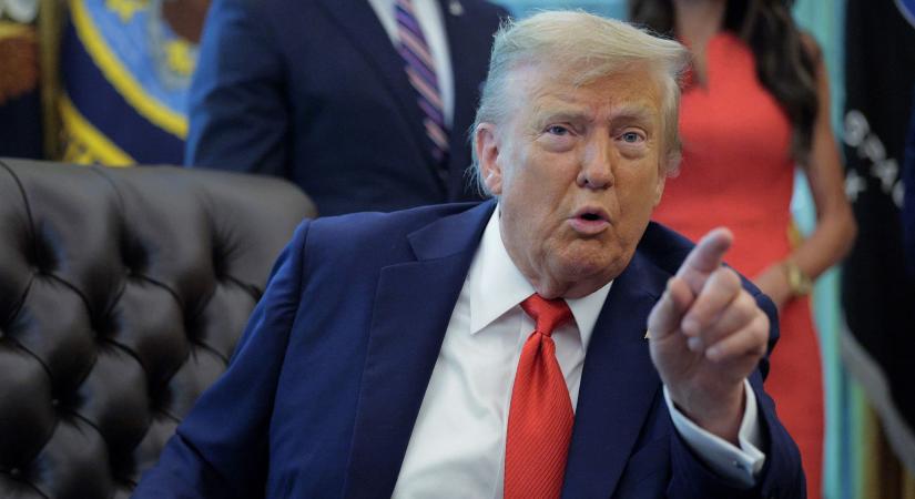 Donald Trump bevetette a Golf Force One-t  videó