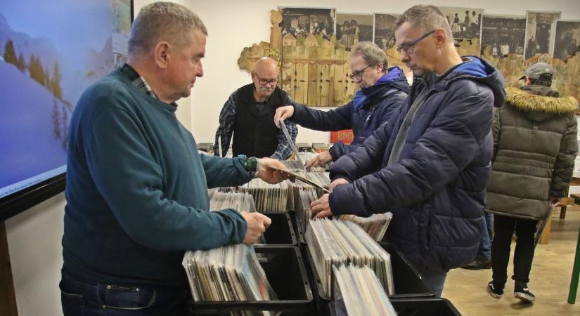 Bakelit és CD – Szenvedélyes gyűjtők vadásznak a kedvencekre a börzén, még te sem késted le!