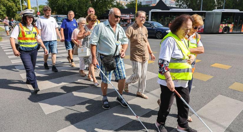 A látássérültek szerint ilyen Győrben közlekedni - fotók, videó