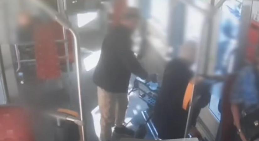 Járókeretes férfi támadt utasokra a pozsonyi villamoson – Rossz vége lett (Videóval)
