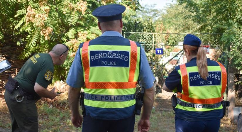 Eljött a pillanat, hogy közbelépjenek: az egyenruhások bevonultak a problémás körzetbe, és mindenkit ellenőriztek