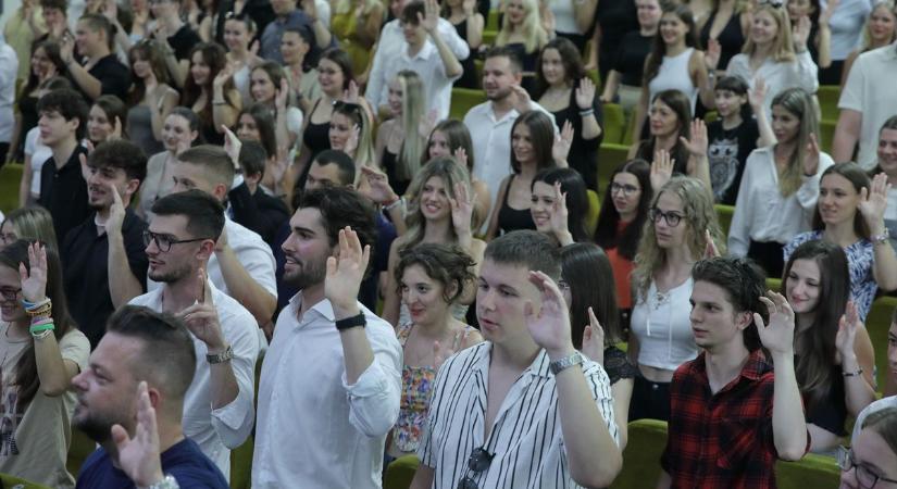 Fogadalomtétellel indult a tanév a Kodolányi Egyetemen (galéria)