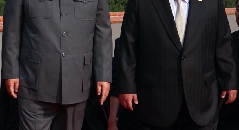 Ruhát cserélt egymással két atomhatalom vezetője