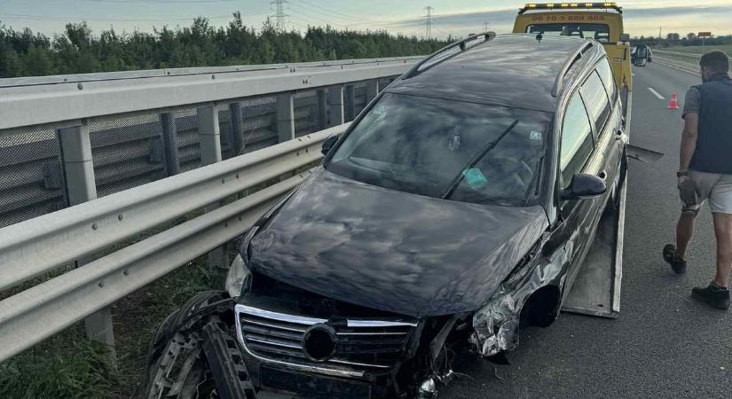 Autóbaleset történt az M86-oson, szalagkorlátnak hajtott a jármű - fotók
