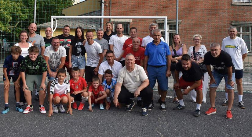 Ismét futballoztak a lakótelepi gyerekek