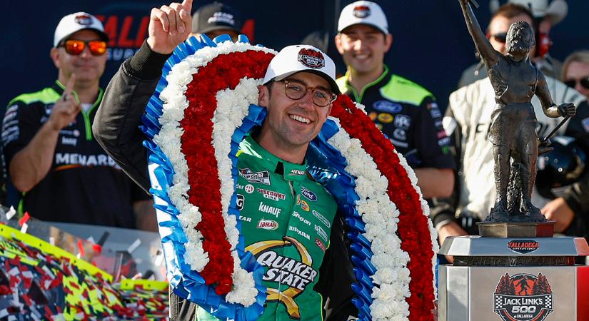 HIVATALOS! NASCAR Cup-pilóta debütál a Supercars mezőnyében!