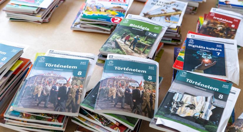 Több iskolában is figyelmeztették a tanárokat: csak az állami kiadású tankönyveket használhatják a tanórákon