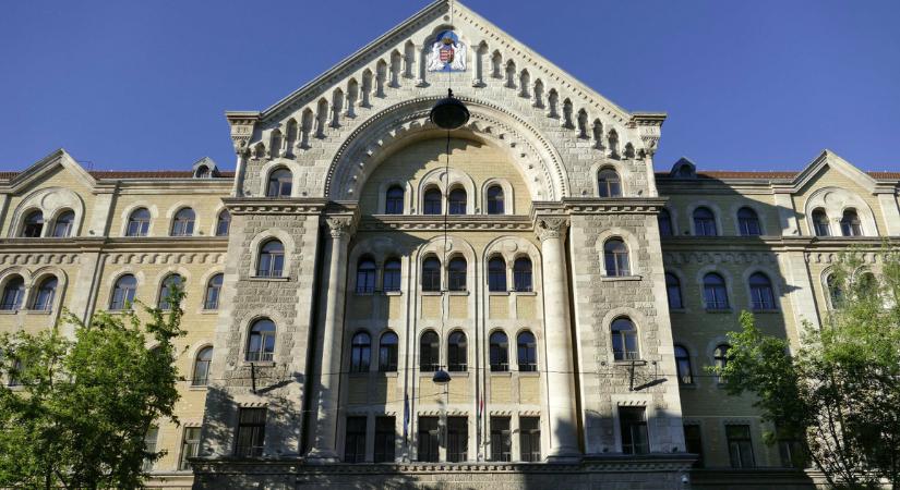 Összeomlás szélén állnak a fővárosi bíróságok a jegyzőhiány miatt