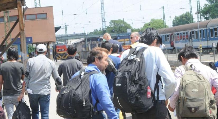 Migránsok ezrei jöttek Pécsre (FOTÓK)