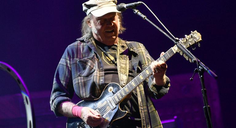 „Ki kell űzni a fasisztákat” – Neil Young ismét nekiment Trumpnak