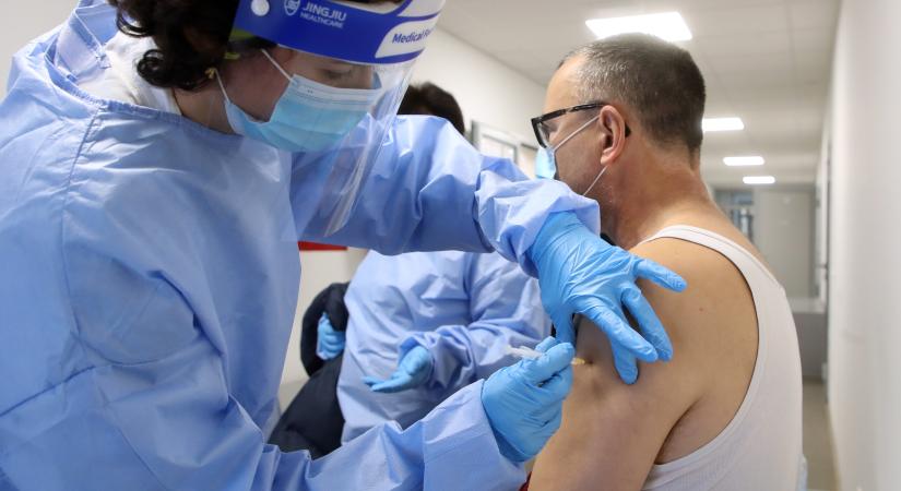 Elkezdődtek a tömeges oltások a kínai és orosz vakcinával
