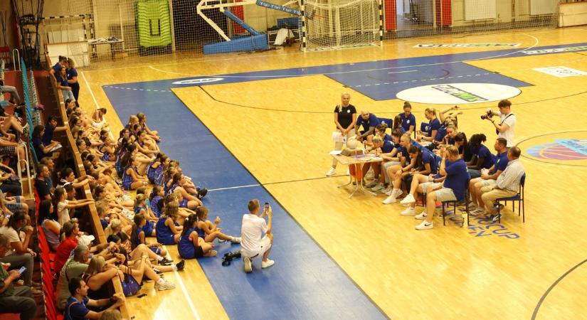 Zavarba ejtő kérdések is voltak a Tarr KSC Szekszárd szurkolói ankétján (galériával)