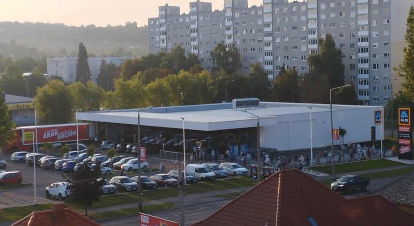Megnyitott az új Aldi Egerben – már a reggeli órákban tömeg várt a bejáratnál