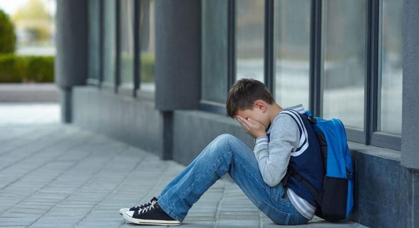 Térden állva könyörgött a 13 éves lány az utcán – iskolai zaklatásból lett büntetőügy