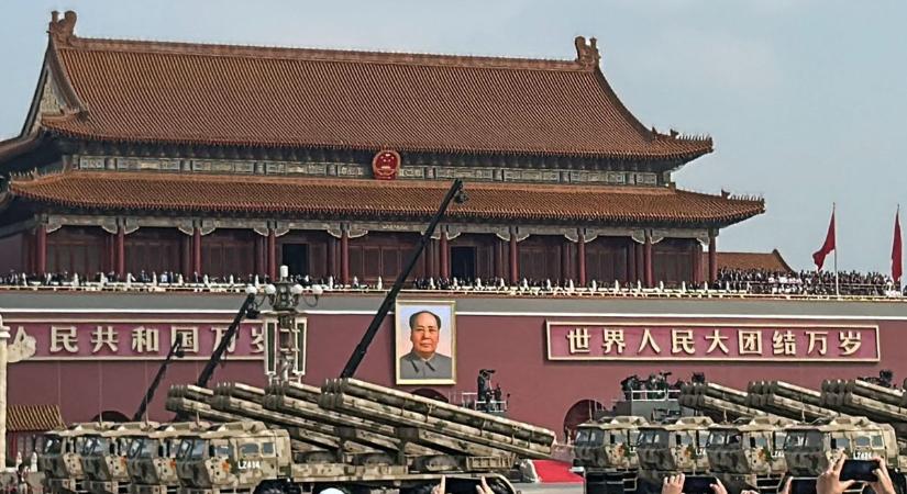 Üzenet a Nyugatnak: hátborzongató fegyvereket mutattak be a pekingi katonai parádén (VIDEÓ)