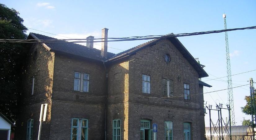 Nagy munkába vág a MÁV, az ácsi vasútállomás is teljesen megújul: itt vannak a részletek