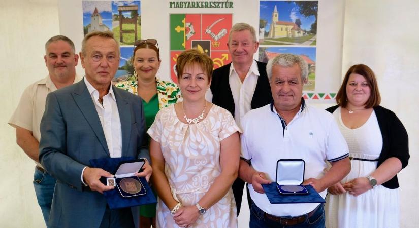 Kitüntetést kapott a német gazda és a helyi sportelnök, sokat fáradnak a faluért