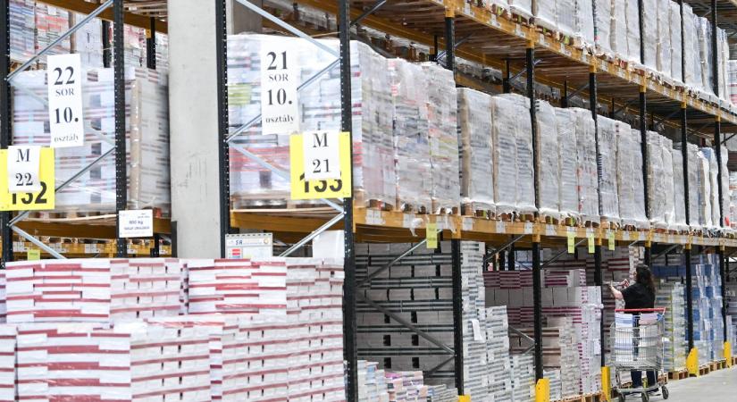 Több iskolában figyelmeztették a tanárokat, hogy csak az állami tankönyveket használhatják