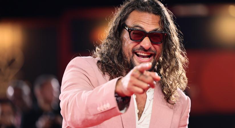 A szavunk is eláll: Jason Momoa rózsaszín papucsban villantotta meg rózsaszín lábkörmeit a vörös szőnyegen Velencében